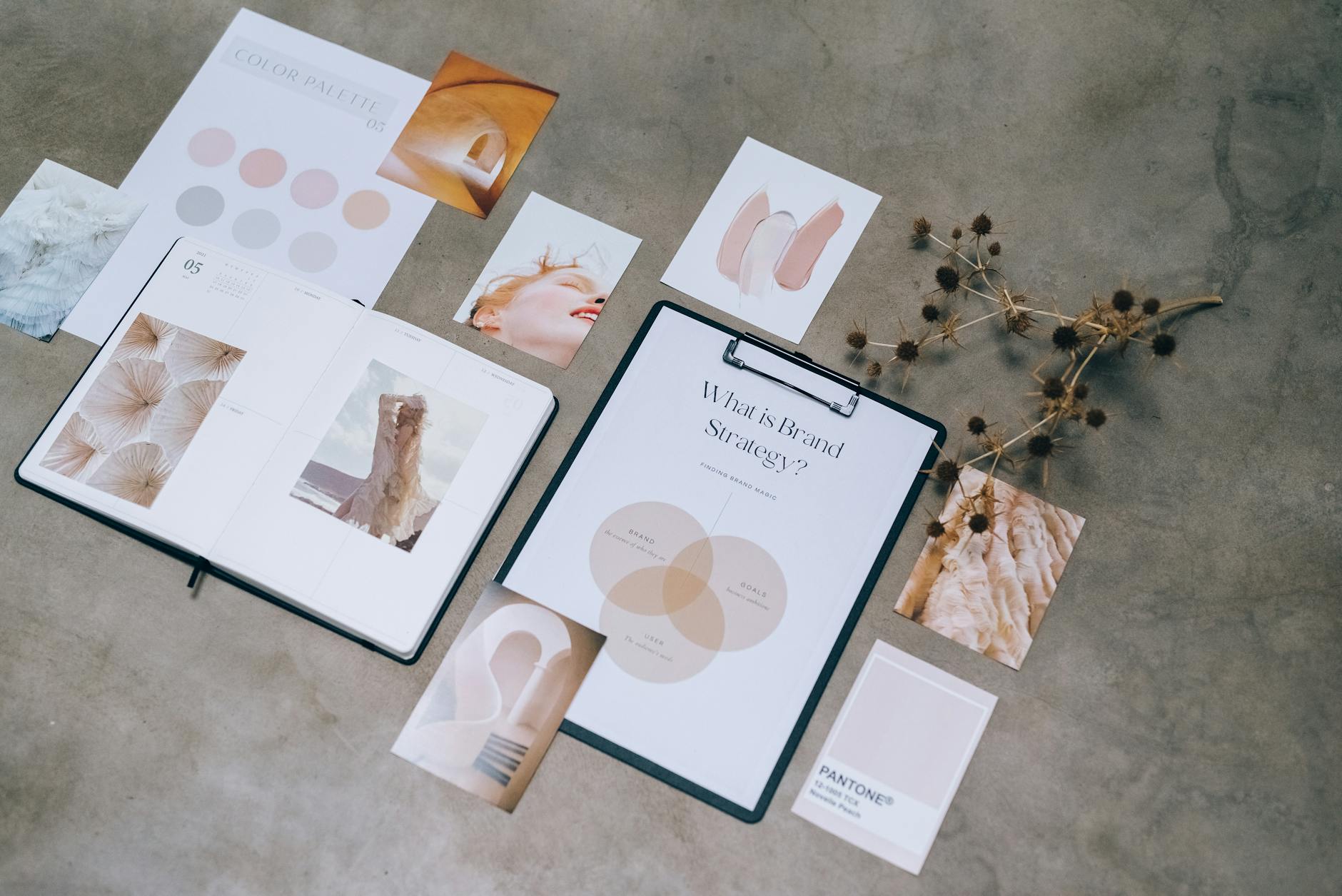 Materiały brandingowe z moodboardem i paletą kolorów na biurku