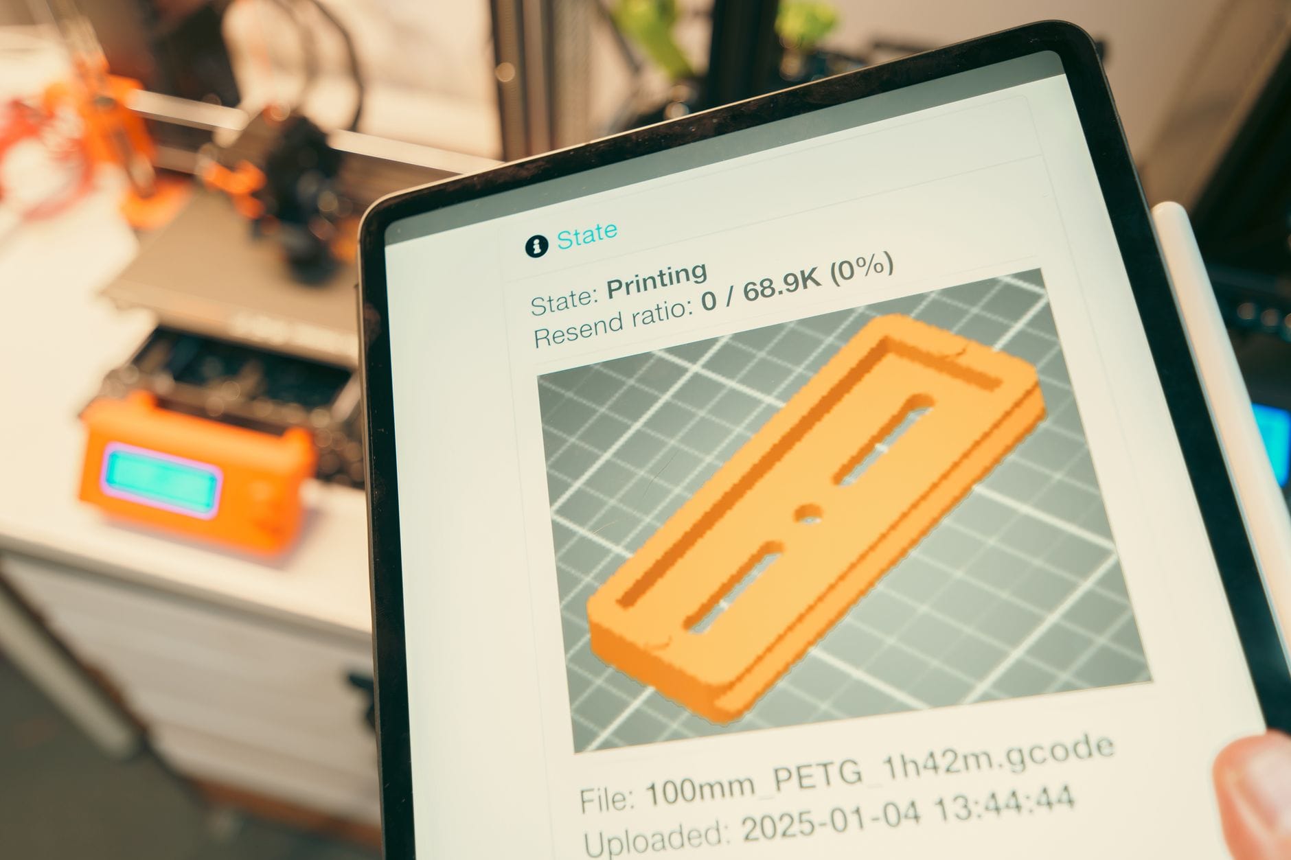 Tablet z wizualizacją procesu druku 3D w warsztacie