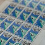 Hot-stamping, tłoczenie czy lakier UV? Dobór uszlachetnień do projektu graficznego Kolekcjonerskie polskie znacz