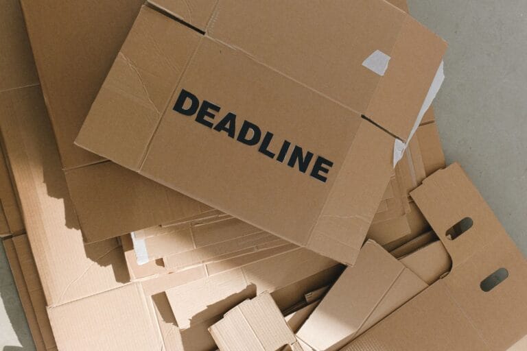 Stos kartonowych pudeł z napisem Deadline w pomieszczeniu